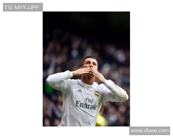 C罗签名足球卡与帕尼尼品牌合作限量版收藏价值揭秘 C罗签名足球卡与帕尼尼品牌合作限量版收藏价值揭秘